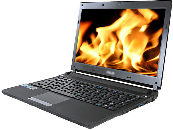PC portable avec des flammes en fond d'écran