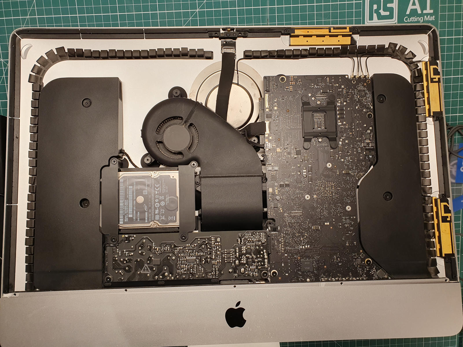 iMac ouvert pour réparation